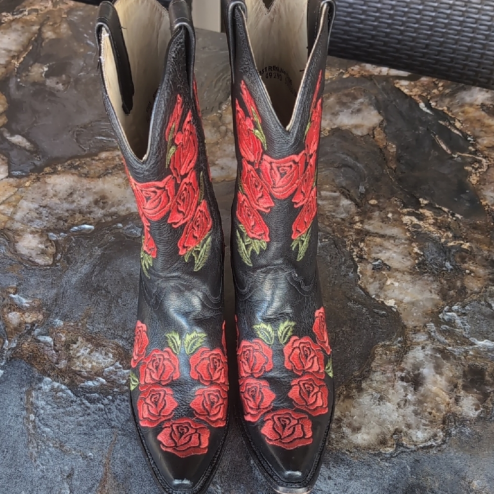 Chic Black Heeled Boots with Red Rose Design - Picture 6 of 9